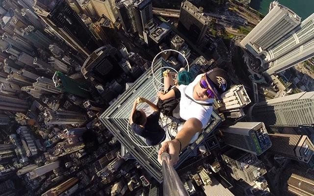 "Rooftopping": a perigosa moda de tirar "selfies" desde o alto de um arranha-céus (fotos)
