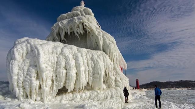 A beleza que emergiu do frio: os espetaculares faróis congelados do Lago Michigan (fotos)
