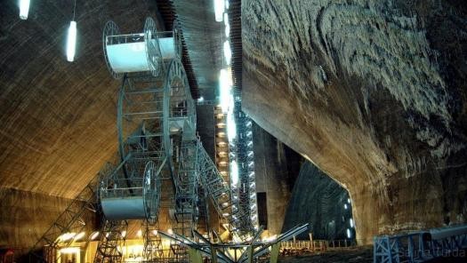 Viagem a um parque de atrações enterrado a 120 metros debaixo do chão de uma antiga mina de sal (fotos)