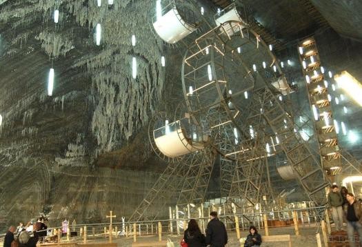 Viagem a um parque de atrações enterrado a 120 metros debaixo do chão de uma antiga mina de sal (fotos)