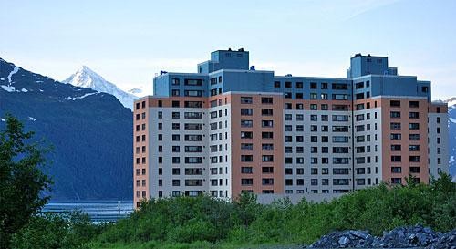 Imaginas-te a viver com toda a população da tua terra num único edifício?