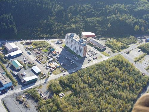 Imaginas-te a viver com toda a população da tua terra num único edifício?