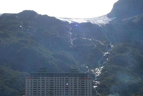 Imaginas-te a viver com toda a população da tua terra num único edifício?