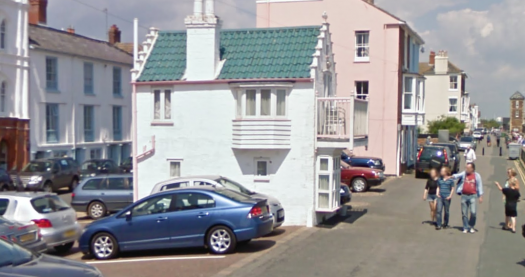 A tua casa está mal estacionada: conhece a pequena casa em frente ao mar que cabe num lugar de estacionamento