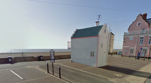 A tua casa está mal estacionada: conhece a pequena casa em frente ao mar que cabe num lugar de estacionamento