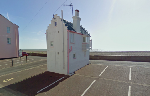 A tua casa está mal estacionada: conhece a pequena casa em frente ao mar que cabe num lugar de estacionamento