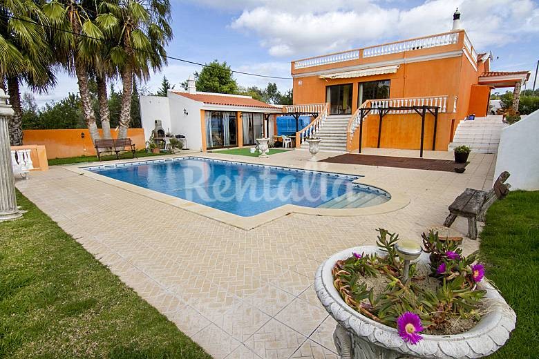 Casas de fim de semana: Conforto, piscina e jardim em pleno Algarve (fotos) 