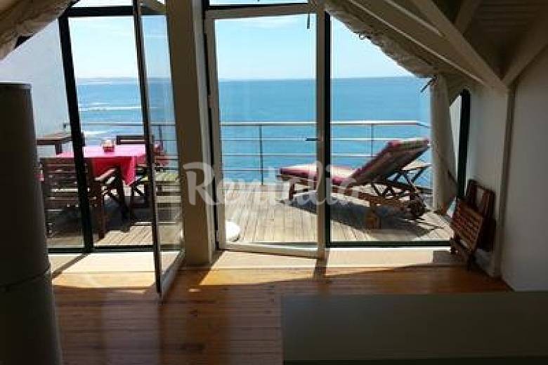 Casas de fim de semana: Abraçar o mar numa moderna “casinha” em Peniche (fotos)