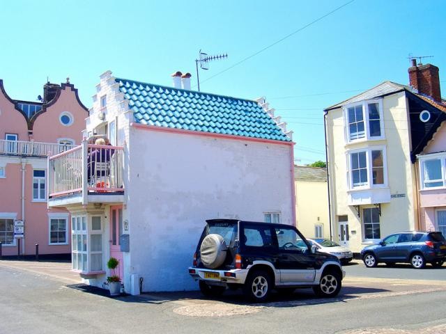 A tua casa está mal estacionada: conhece a pequena casa em frente ao mar que cabe num lugar de estacionamento