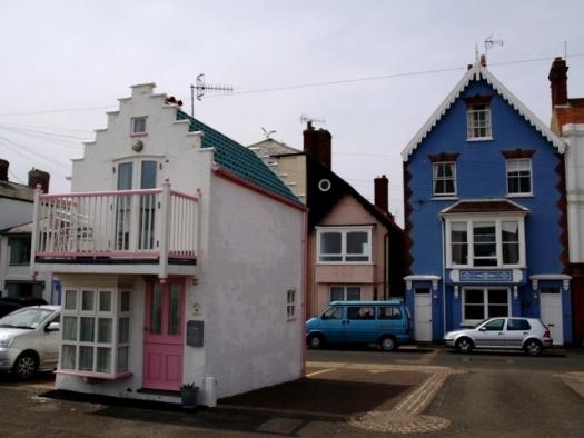 A tua casa está mal estacionada: conhece a pequena casa em frente ao mar que cabe num lugar de estacionamento