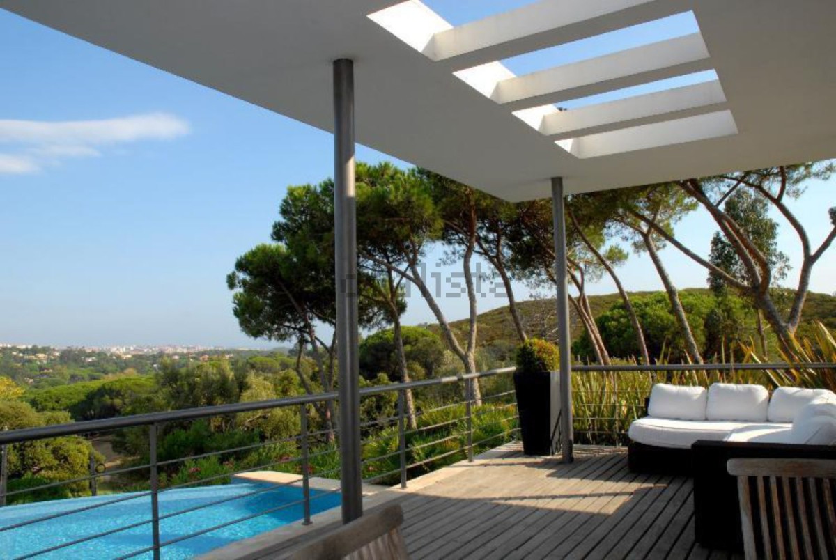Esta espetacular moradia está localizada em Cascais e custa 3.200.000 euros. Esta espetacular moradia está localizada em Cascais e custa 3.200.000 euros.