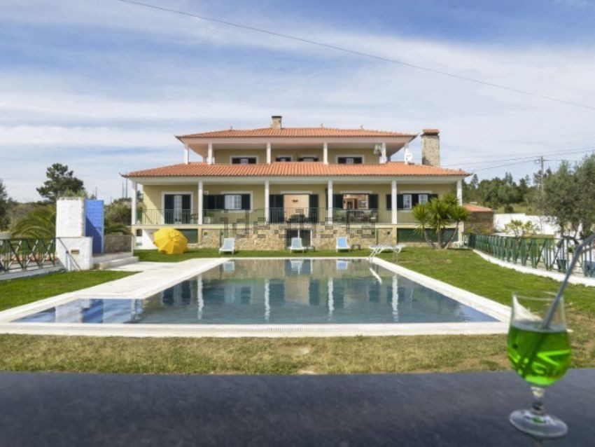 Esta vivenda rústica com piscina está localizada em Portalegre e custa 1.500.000 euros.