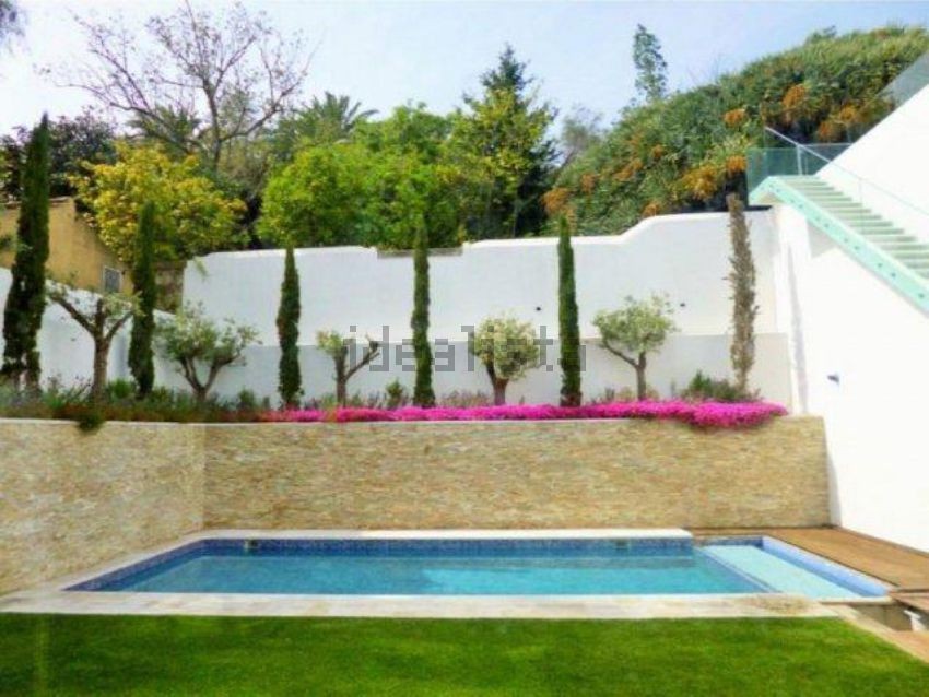 Este espetacular palácio está localizado em Lisboa e custa 1.080.000 euros. Este espetacular palácio está localizado em Lisboa e custa 1.080.000 euros.
