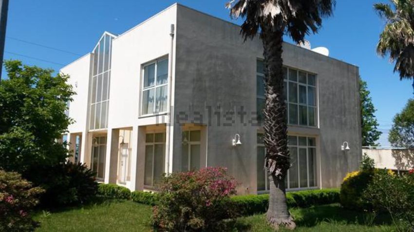 Esta moradia está localizada em Vila Nova de Gaia, Porto, e custa 980.000 euros. Esta moradia está localizada em Vila Nova de Gaia, Porto, e custa 980.000 euros.