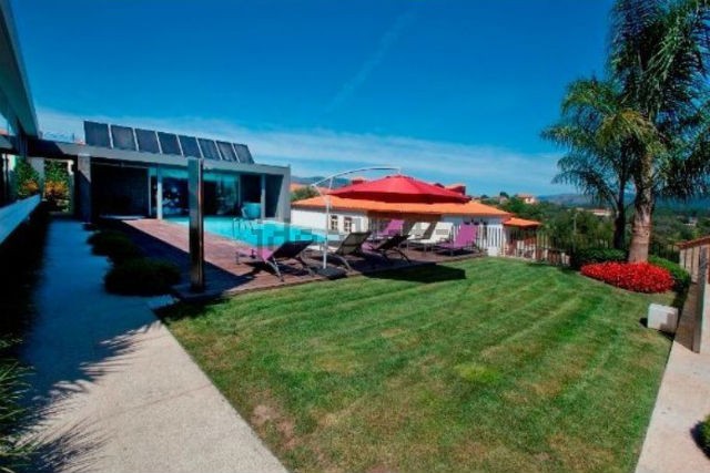 Esta espetacular mansão está localizada em Geme, Braga, e custa 1.990.000 euros.