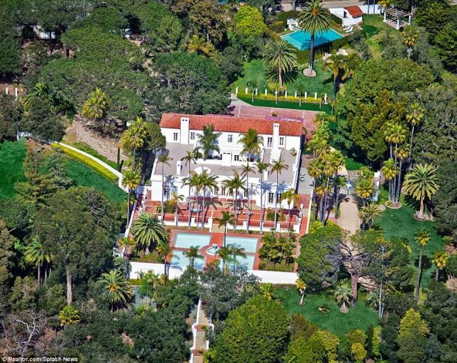 28755cbc00000578-3073452-the_109_year_old_mansion_used_in_scarface_has_had_more_than_17mi-m-25_1