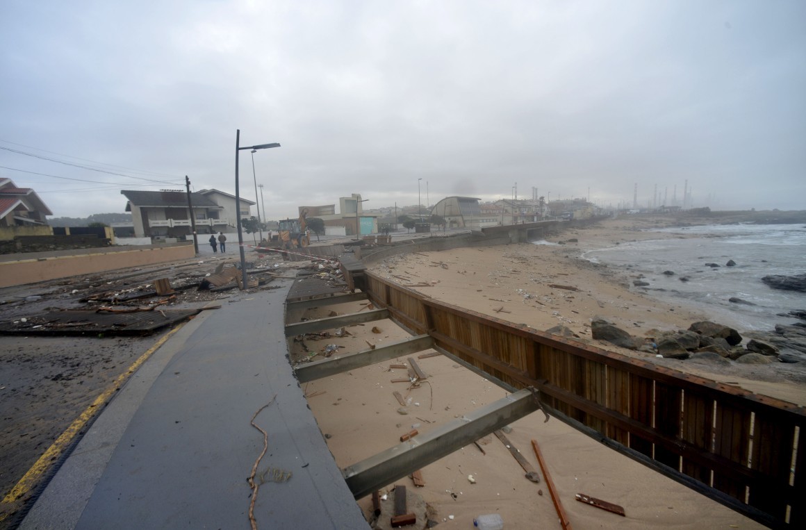 Obras de reconstrução concluídas no paredão e passeio marítimo da Costa da Caparica