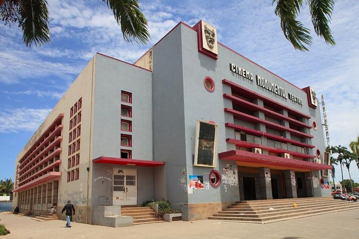 A beleza e decadência dos cinemas "esquecidos" em Angola (fotos)