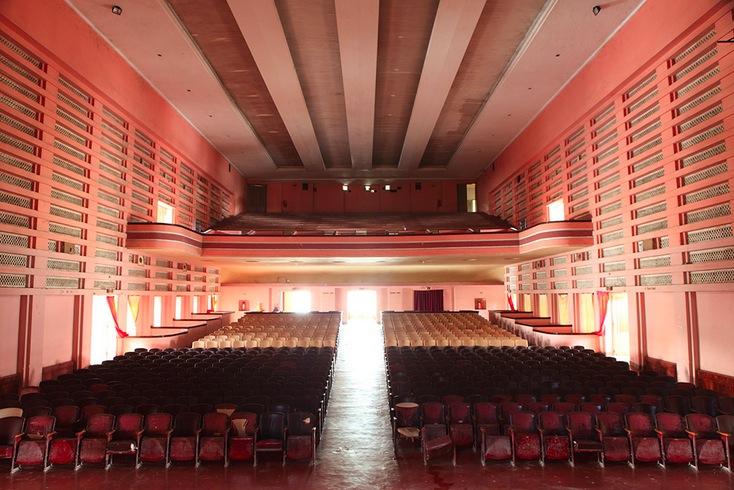 A beleza e decadência dos cinemas "esquecidos" em Angola (fotos)