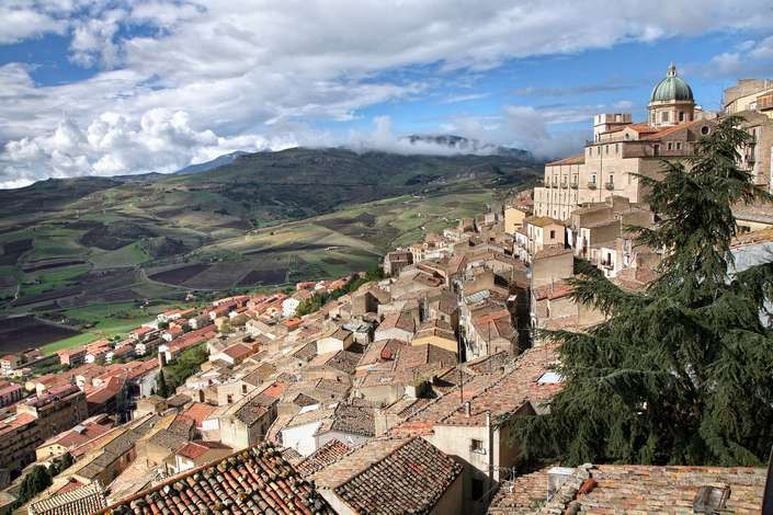 Sabias que há uma aldeia na Sicília que está a oferecer casas? 