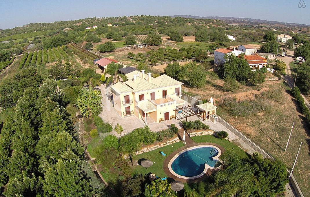 Casas de fim de semana: relaxar numa quinta com piscina em Tavira (fotos)