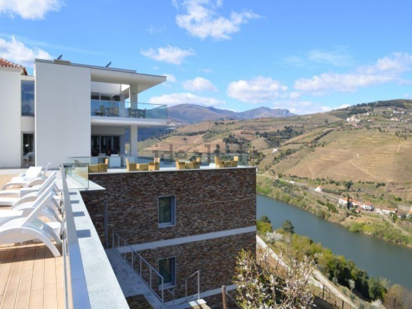 Esta quinta está localizada em Samodães, Lamego, e custa 12.600.000 euros.