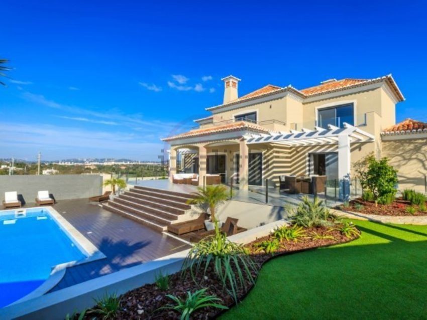 Esta mansão está localizada no Algarve, em Almancil, e custa 1.550.000 euros.