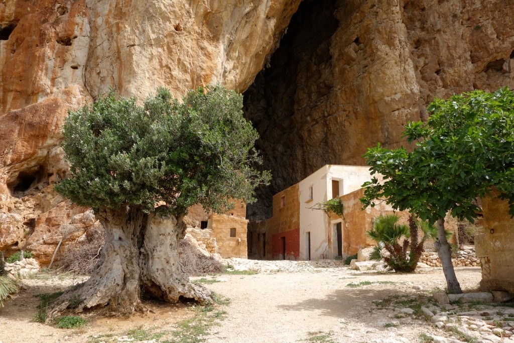 A centenária aldeia italiana escondida numa caverna