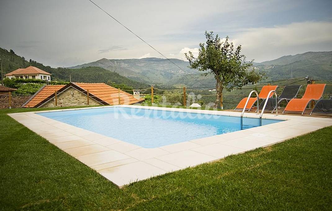 Casas de fim de semana: Mergulhar numa piscina com vista para a serra (fotos) 
