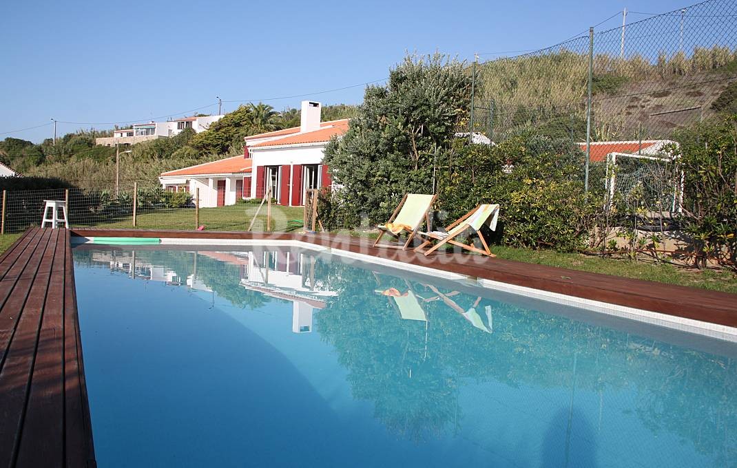 Casas de fim de semana: Um pequeno paraíso com vista para mar e serra em Sintra (fotos)