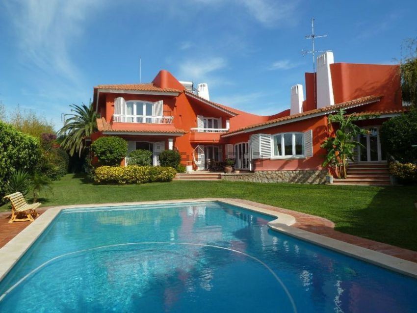 Esta mansão de luxo está à venda em Cascais (Lisboa) por 1.620.000 euros.