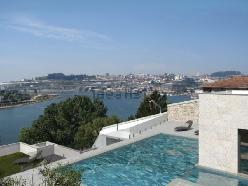 Esta espetacular penthouse está localizada em Gondomar e custa 2.000.000 euros. Esta espetacular penthouse está localizada em Gondomar e custa 2.000.000 euros.