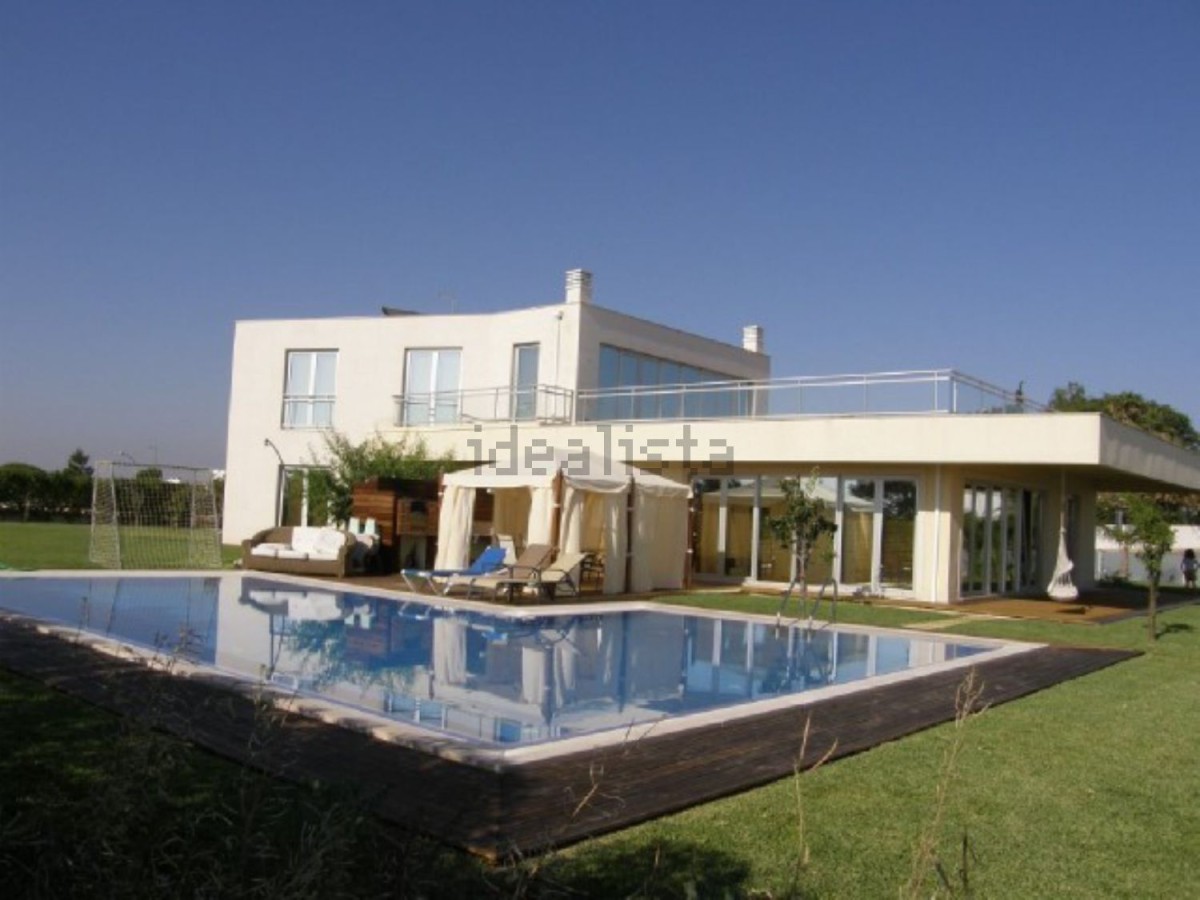 Esta espetacular moradia está localizada em Albufeira e custa 2.250.000 euros. Esta espetacular moradia está localizada em Albufeira e custa 2.250.000 euros.