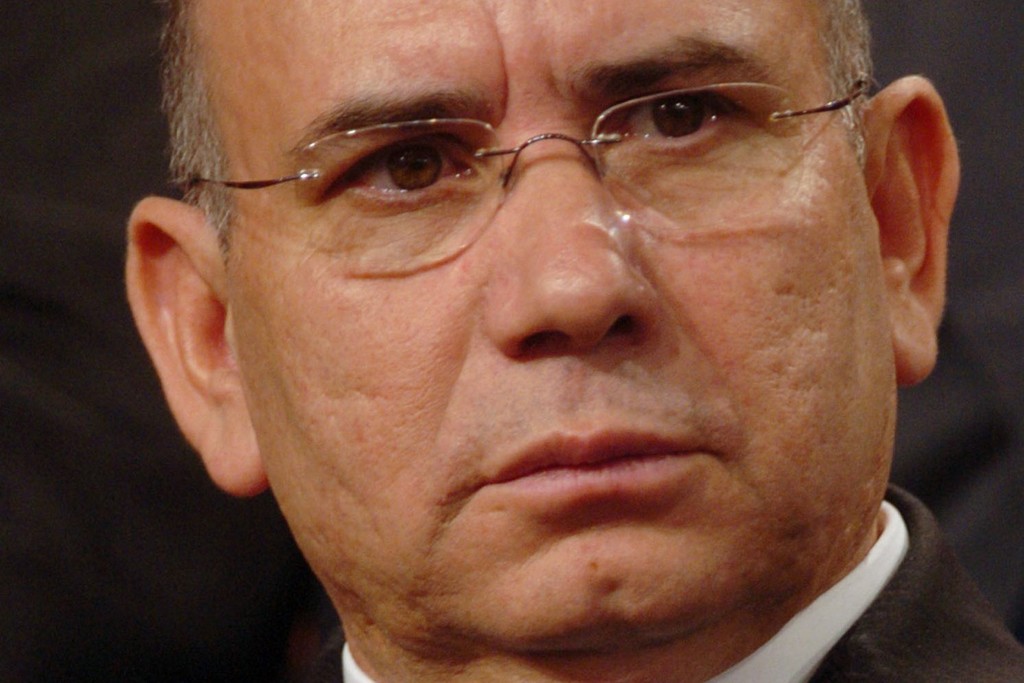 Ex-líder parlamentar do PSD fotografado pelo Público