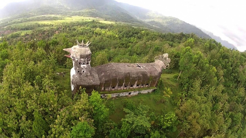 Uma misteriosa igreja abandonada na Indonésia com forma de galinha gigante...