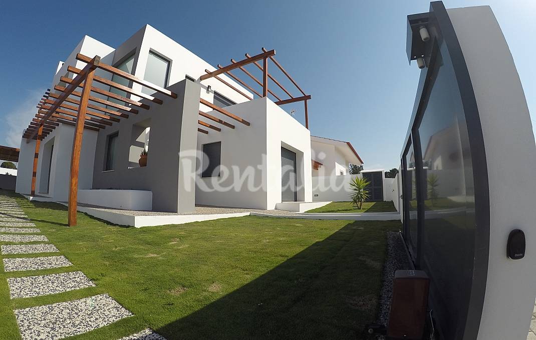 Casas de fim de semana: Abraçar o verão numa vivenda colorida a estrear no Carvalhal (fotos) 
