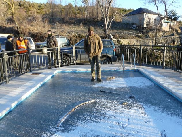 Atentados urbanísticos: uma piscina municipal numa rotunda (e outras criativas obras espanholas)