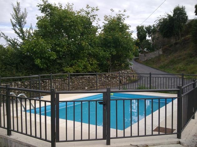 Atentados urbanísticos: uma piscina municipal numa rotunda (e outras criativas obras espanholas)