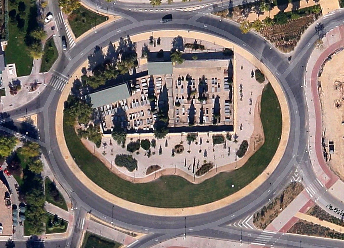 Atentados urbanísticos: uma piscina municipal numa rotunda (e outras criativas obras espanholas)