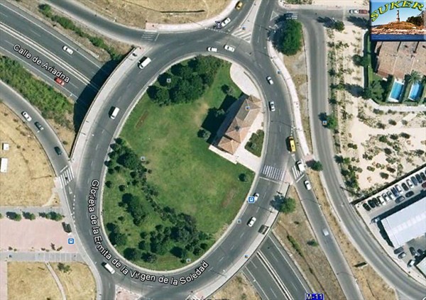 Atentados urbanísticos: uma piscina municipal numa rotunda (e outras criativas obras espanholas)