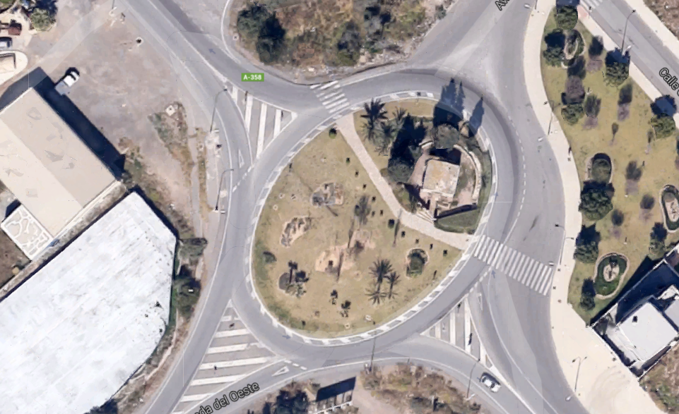 Atentados urbanísticos: uma piscina municipal numa rotunda (e outras criativas obras espanholas)