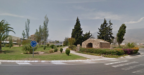 Atentados urbanísticos: uma piscina municipal numa rotunda (e outras criativas obras espanholas)