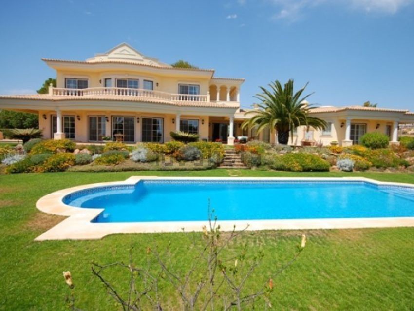 Esta espetacular moradia encontra-se em Albufeira e custa 2.400.000 euros