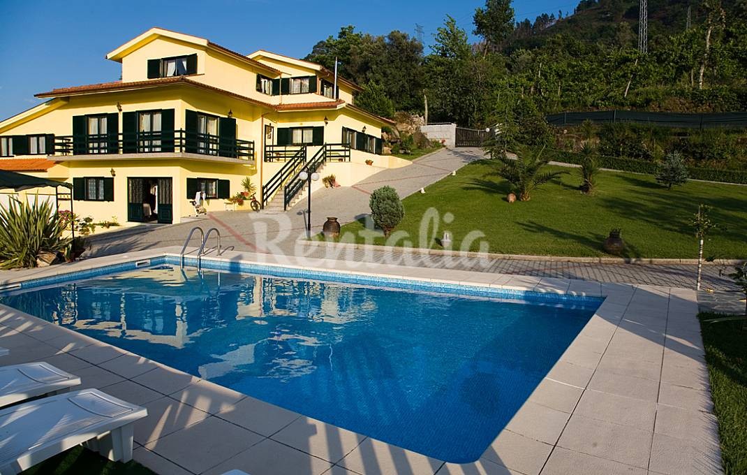 Casas de fim de semana: Descansar de mãos dadas com a natureza no Gerês (fotos)