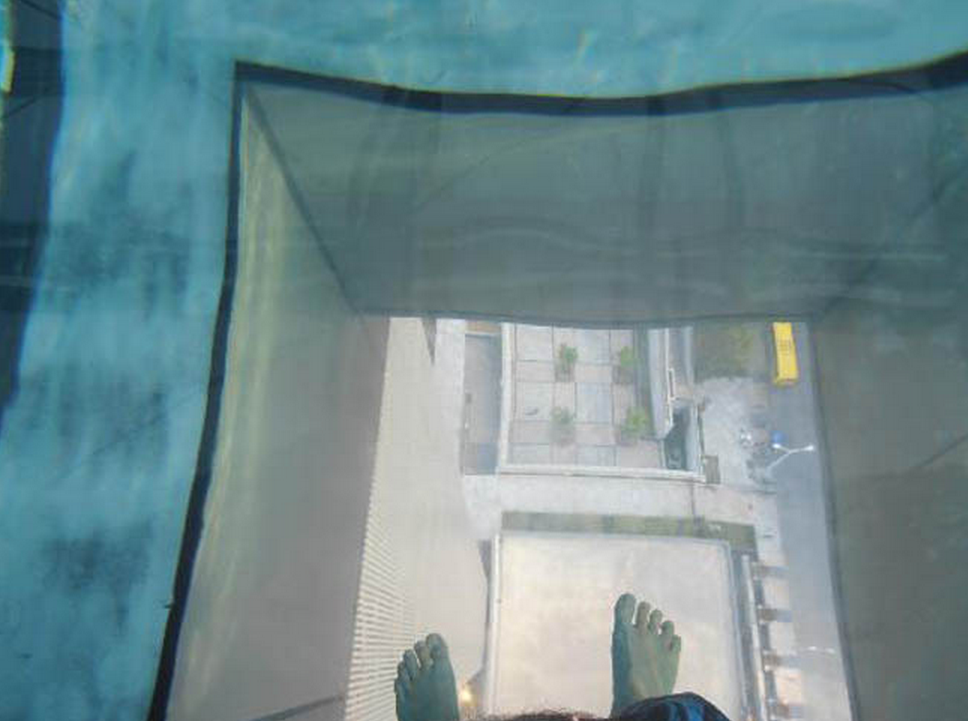 Tens medo das alturas? Então não podes tomar banho nestas 13 espetaculares piscinas (fotos) 