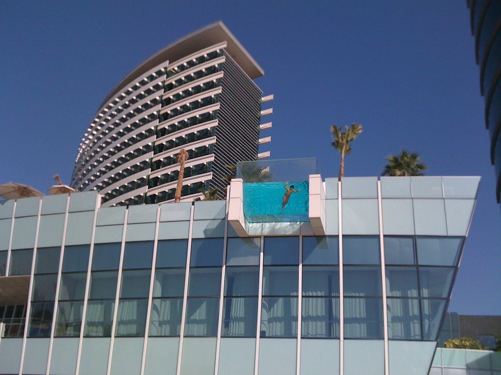 Tens medo das alturas? Então não podes tomar banho nestas 13 espetaculares piscinas (fotos) 