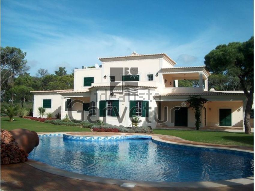 Esta maravilhosa moradia está à venda em Vilamoura por 1.300.000 euros. Esta maravilhosa moradia está à venda em Vilamoura por 1.300.000 euros.
