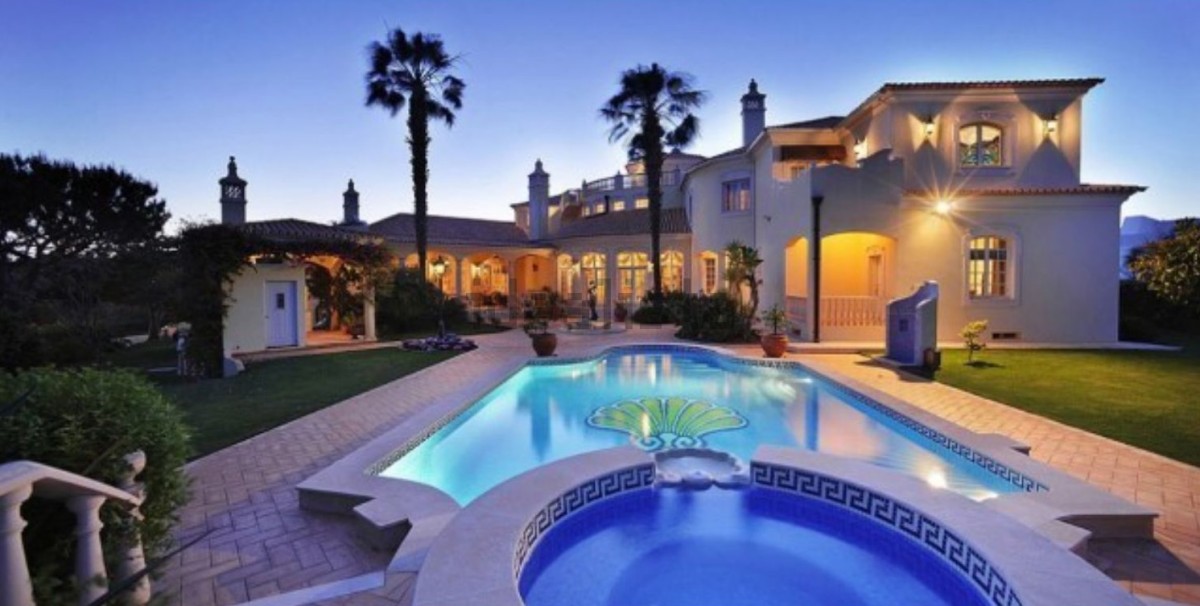 Esta espetacular moradia está localizada na Quinta do Lago, em Loulé, e custa 6.500.500 euros.