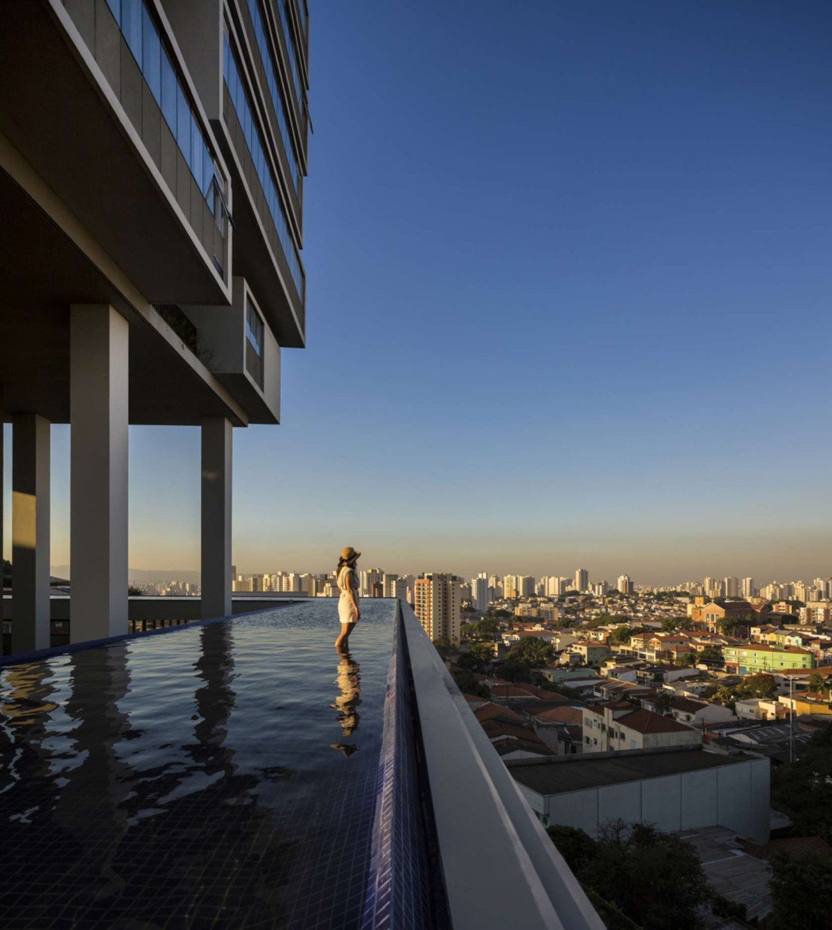 Tens medo das alturas? Então não podes tomar banho nestas 13 espetaculares piscinas (fotos) 