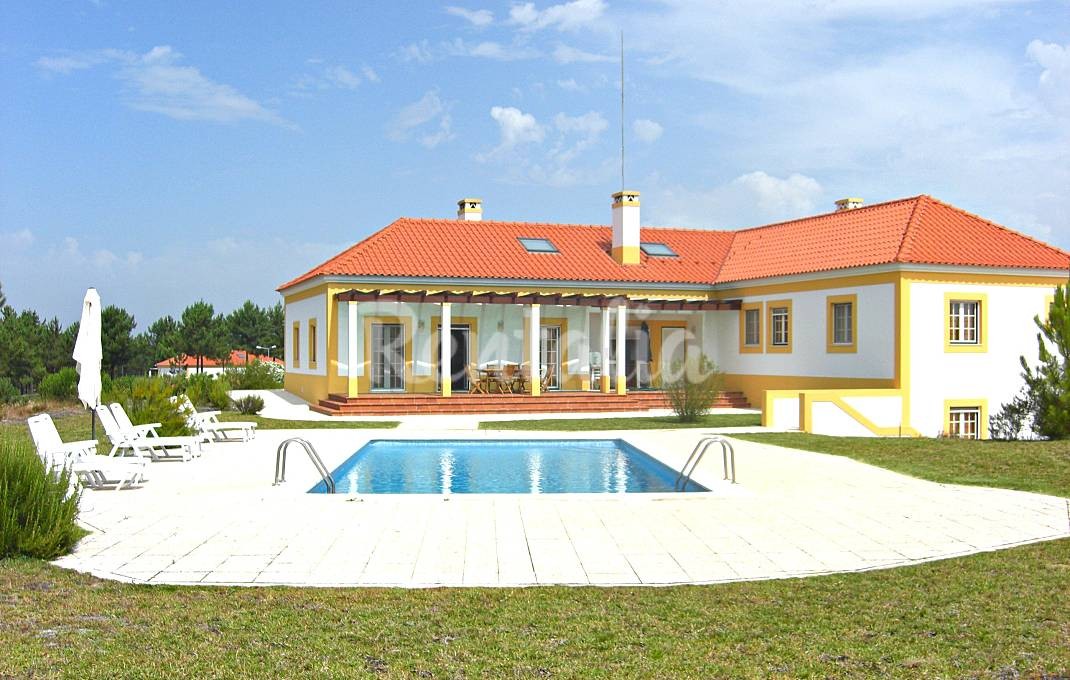 Casas de fim de semana: Desfrutar do Alentejo numa herdade com piscina (fotos)